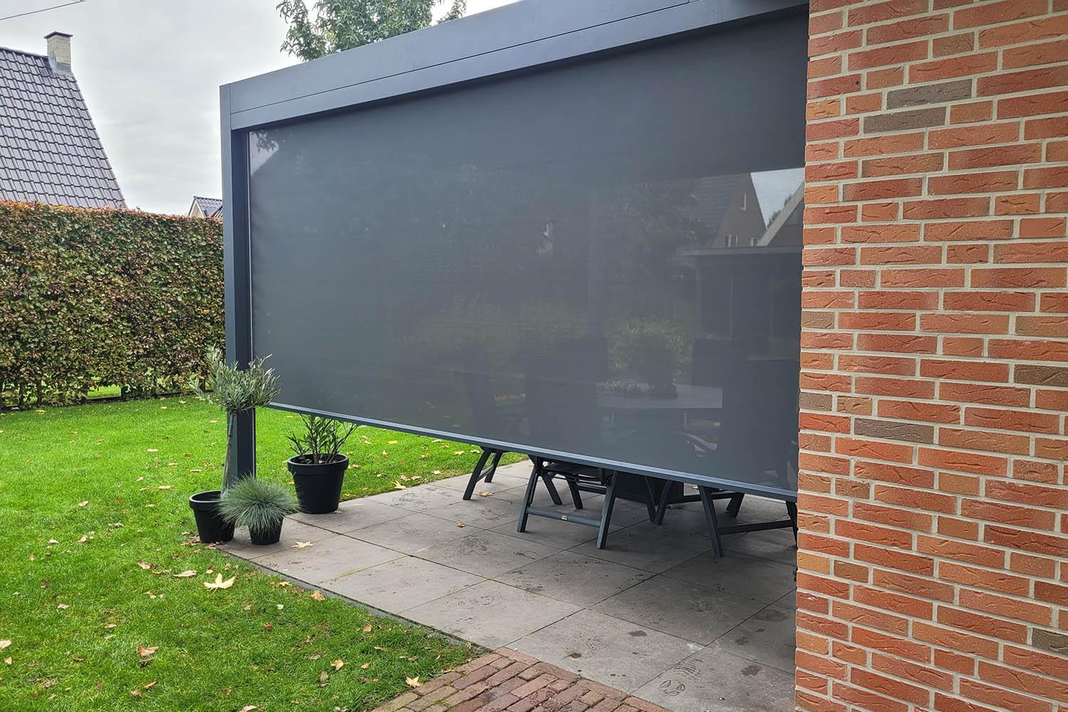 Effectieve Zonwering met Screens: Bekijk hoe onze screens de zon effectief blokkeren, waardoor uw buitenruimte koel blijft.