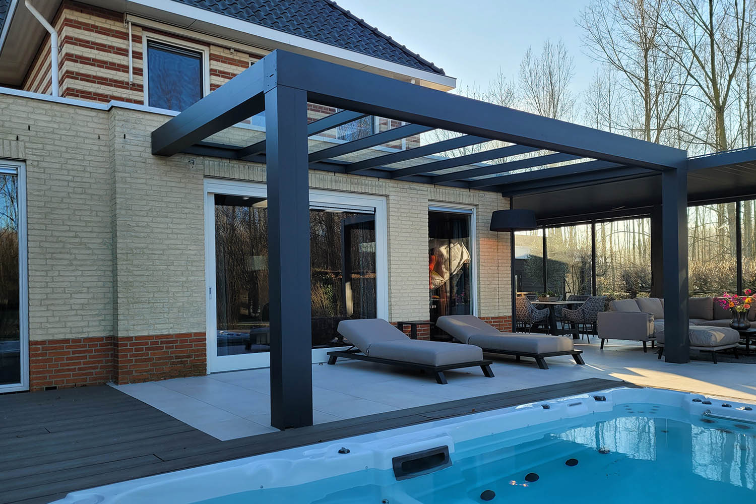 Flatroof-cube Stijlvolle Flatroof Cube overkapping in een moderne tuin.