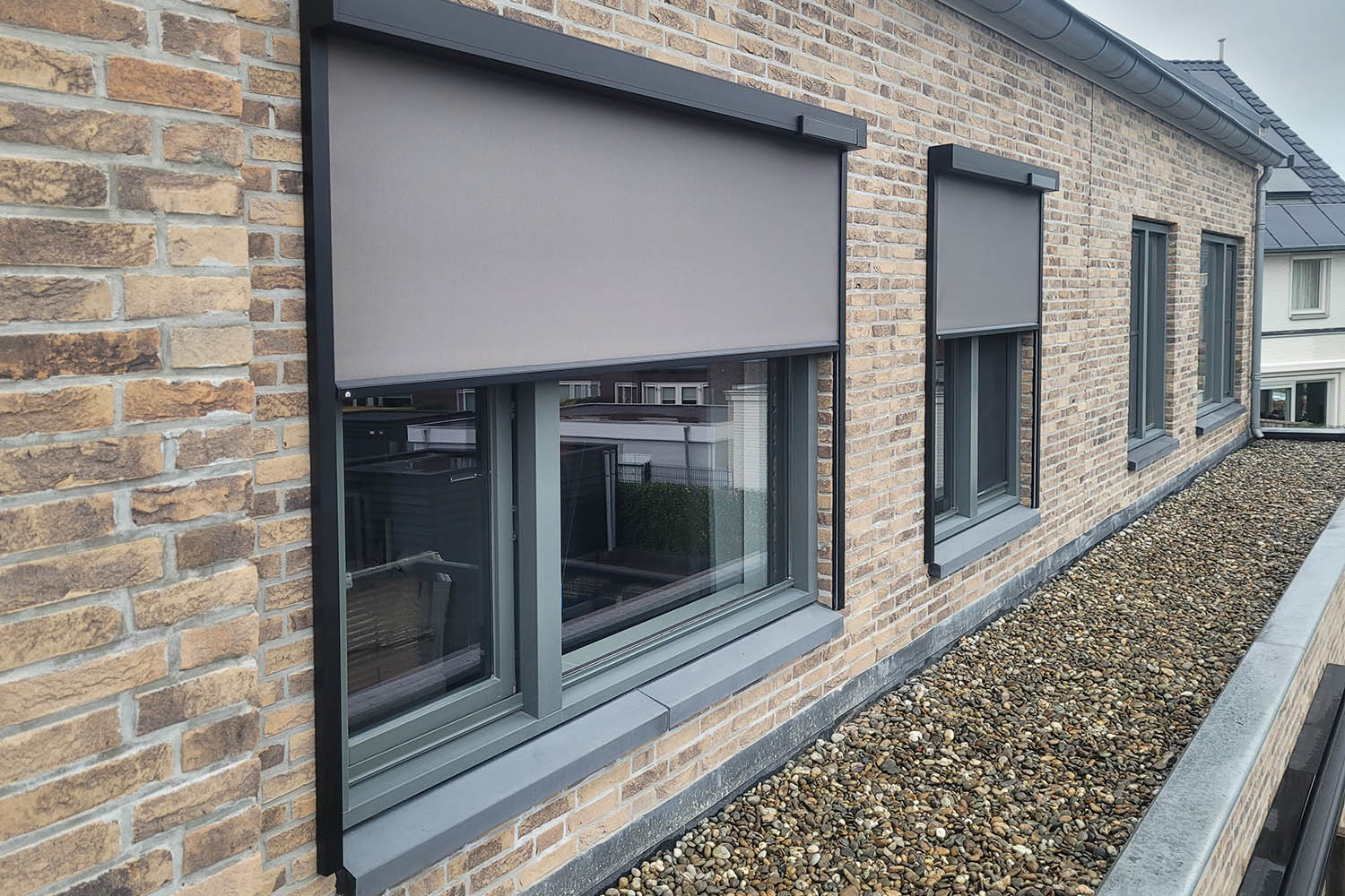 Duurzame Screenmaterialen: Onze screens zijn gemaakt van duurzame materialen voor langdurige prestaties en bescherming.
