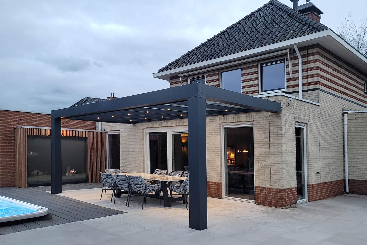 Cubo-Portugaal-9 Flatroof Cube met gedeeltelijk geopende lamellen voor optimale lichtinval.
