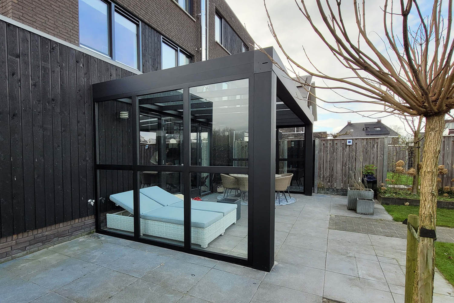 Cubo-Zwart-2 Flatroof Cube zwart met glazen schuifwanden