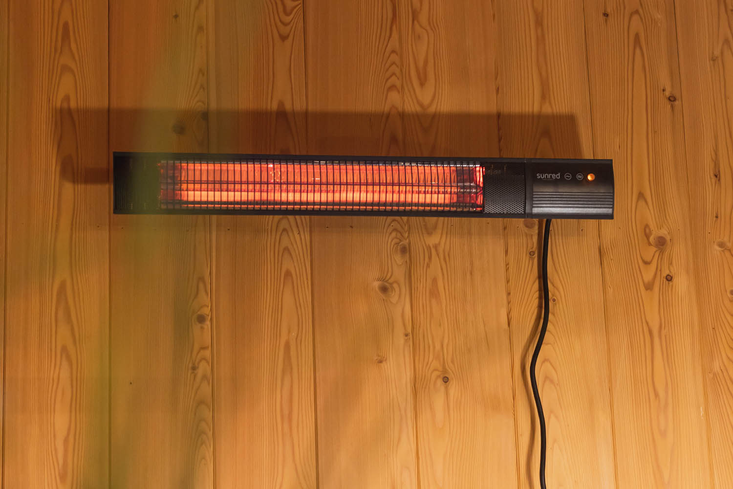 Hangende heater onder terrasoverkapping